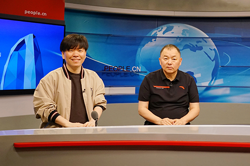 電影頻道節(jié)目中心副總編輯王平久（右）、音樂(lè)制作人常石磊（左）做客人民網(wǎng)。人民網(wǎng)記者 皇甫萬(wàn)里 攝