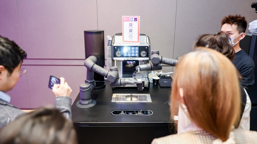 到場觀眾體驗如影智能咖啡大師。主辦方供圖