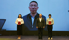 第七季丨人民網(wǎng)黨委書(shū)記、董事長(zhǎng)、總裁葉蓁蓁與“平凡英雄”合影