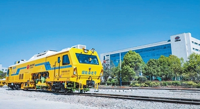 首臺(tái)鐵路隧道雙動(dòng)力智能搗固車下線