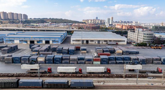 中老鐵路運(yùn)輸貨物突破8000萬噸